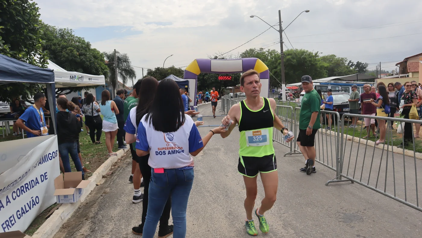 Atleta chegando à área de apoio da Corrida de Frei Galvão