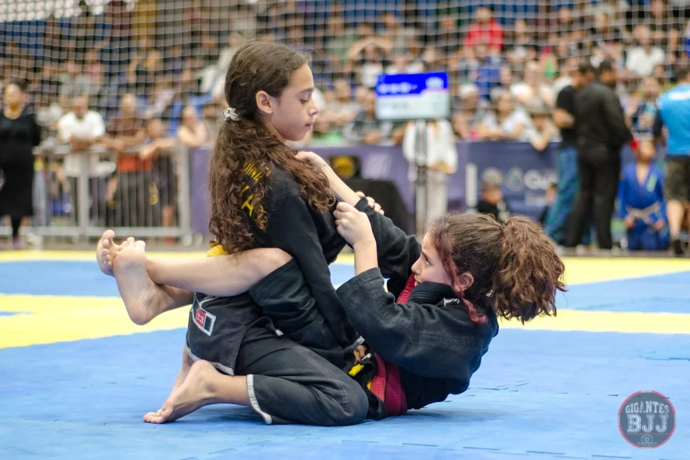 Atletas de jiu-jítsu competindo no Guararema Extreme BJJ