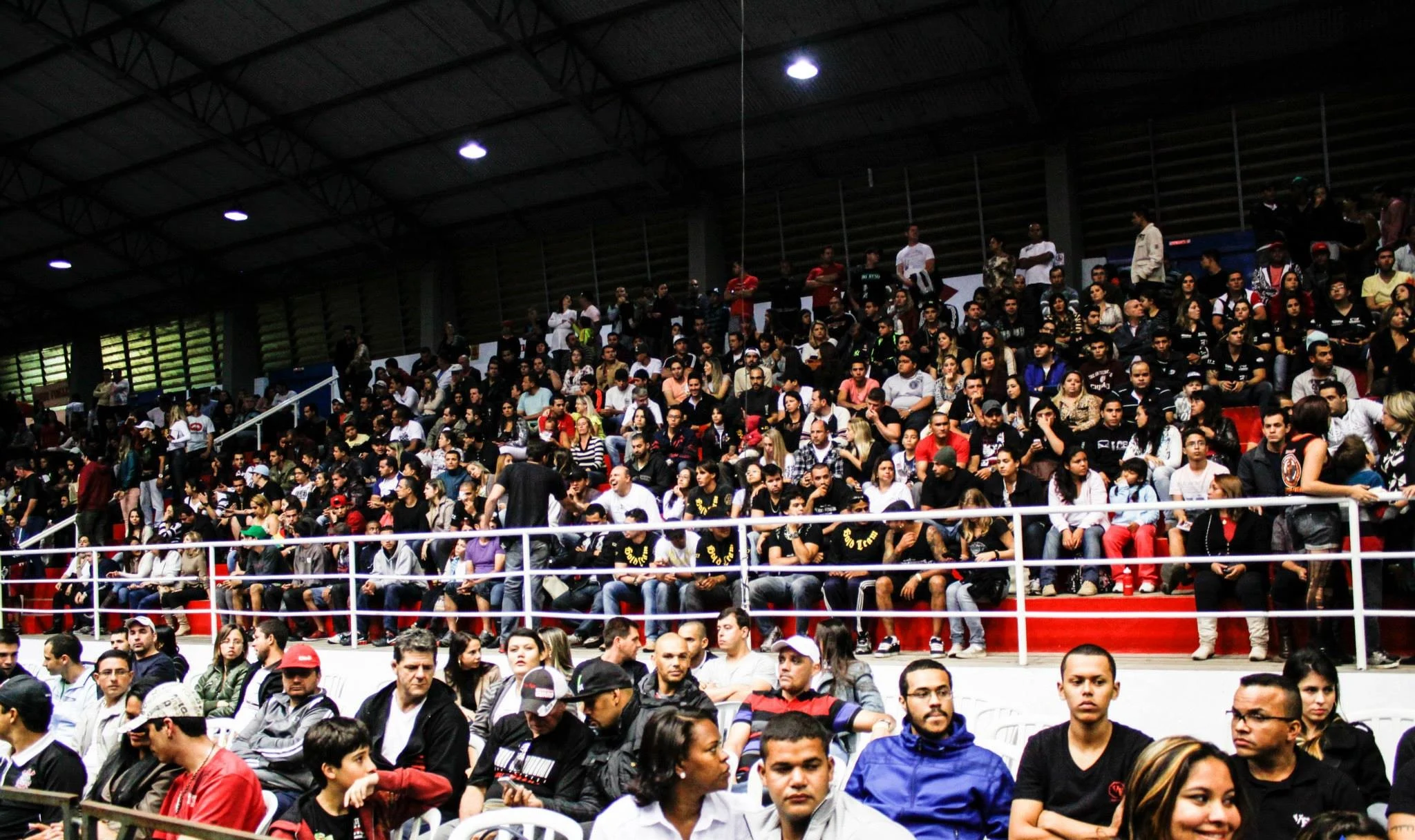 Público reunido na arena do Force FC MMA