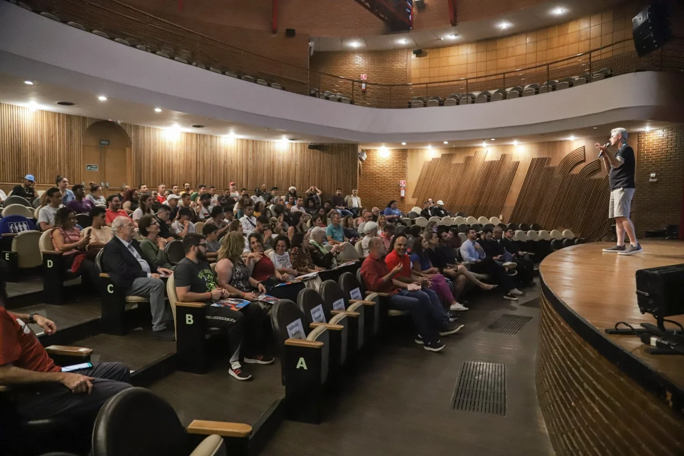 Palestra do Congresso SportMeet em um auditório com participantes